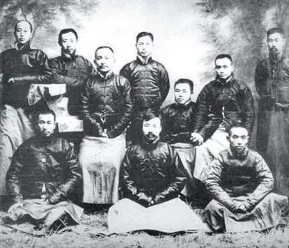 李大钊（前排中坐）与宪法公言社同人的合影.jpeg